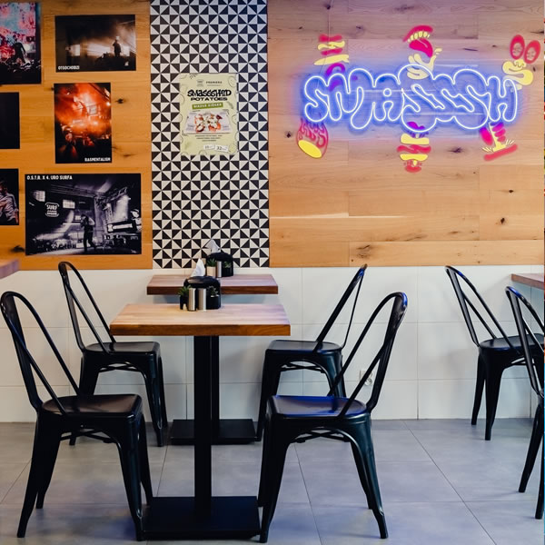 Wnętrze SurfBurger z neonem z publicznych zdjęć marki